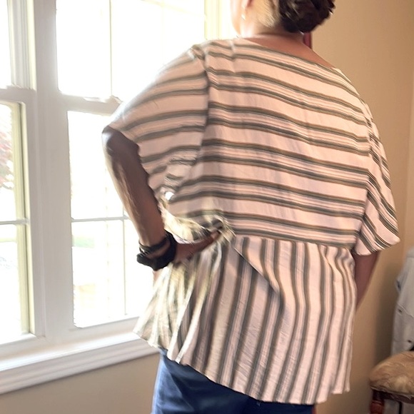 Suzanne Betro | NWOT GREEN & IVORY FRONT TIE FLUTTER SLEEVE TUNIC - Picture 6 of 6